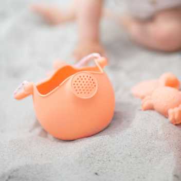 Scrunch-watering-can - koral