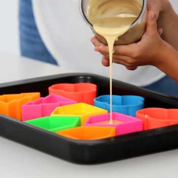 Huse, figurer og træer - klare farver