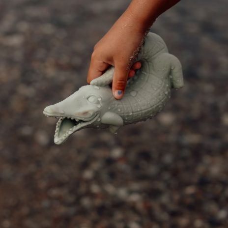 Scrunch-crocodile - støvet grøn - 1