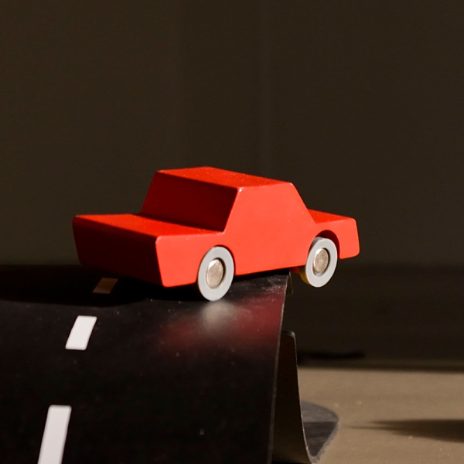 Rød træbil - her & der