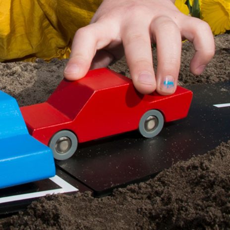 Rød træbil - her & der  - 2