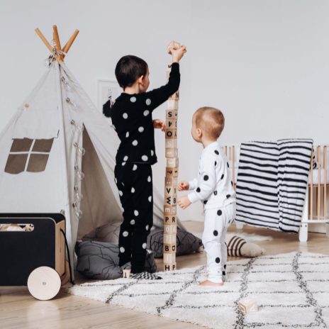 Prikket sort pyjamas, 4 - 5 år - 6
