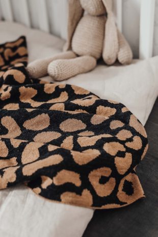 Leopardmønstret babytæppe - brunt  - 1